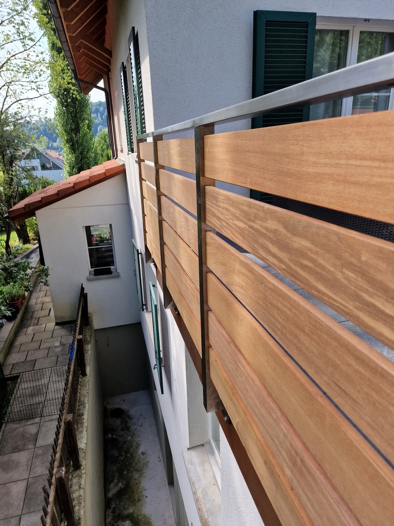 Geländer mit horizontalen Holz